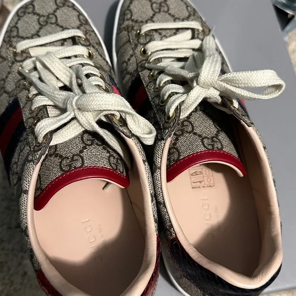 Gucci GG Supreme Canvas Low-Top Sneaker in Beige with Navy & Red Stripe